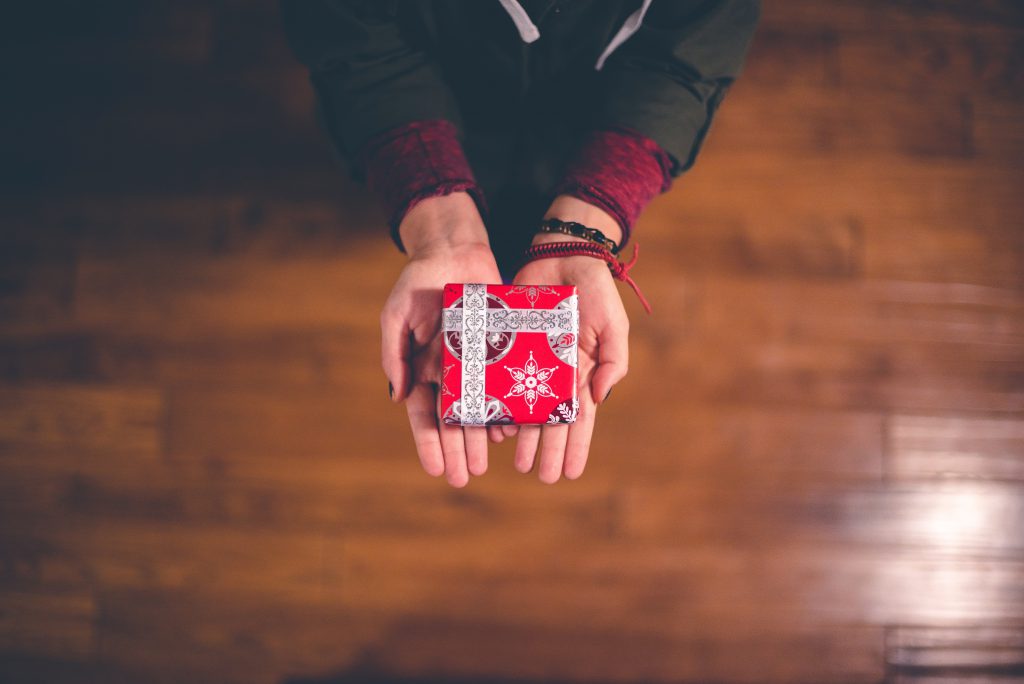 Weihnachtstradition Geschenk machen