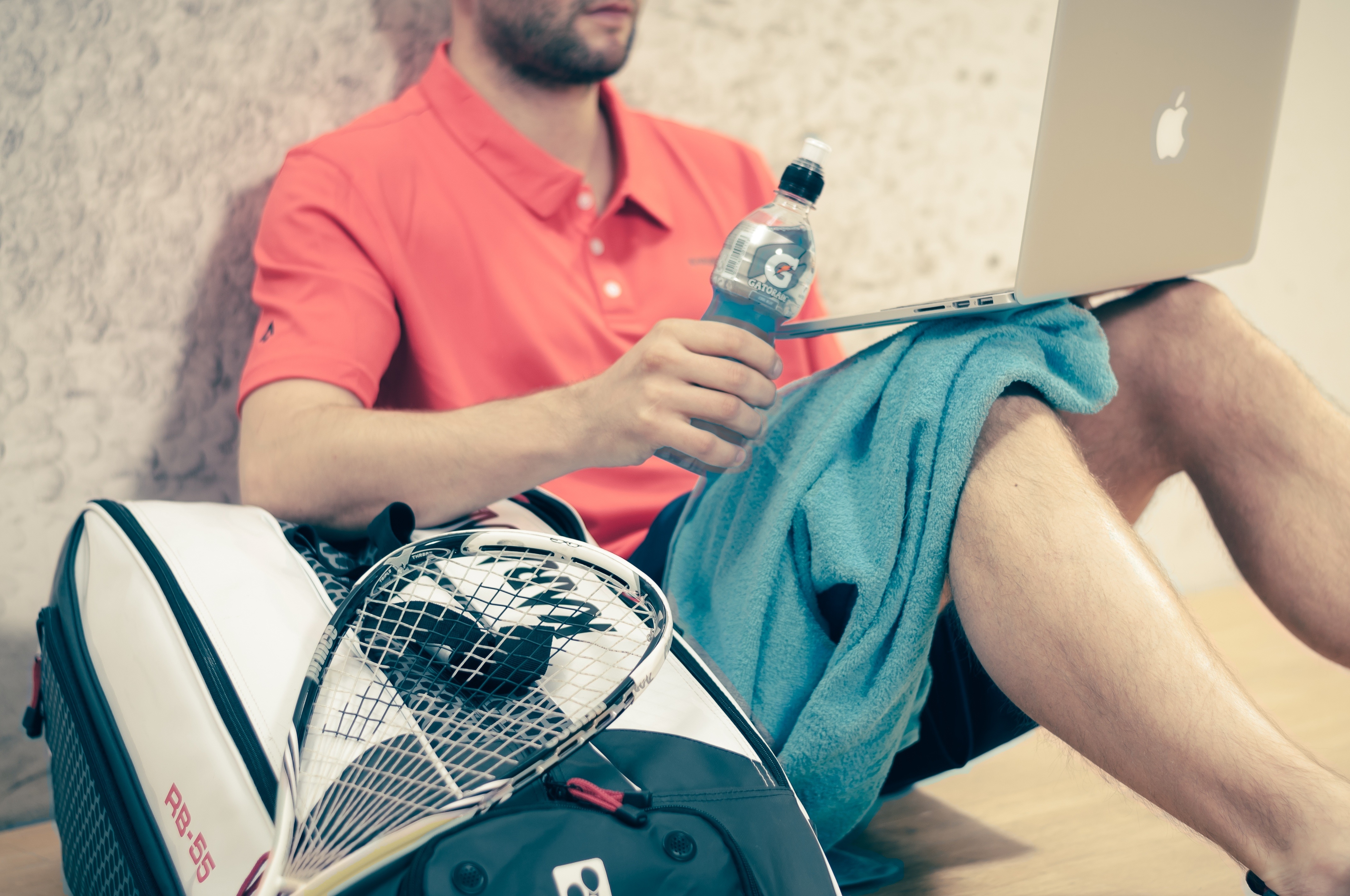 Richtig trinken beim Sport: 10 Tipps für vor und nach dem Workout