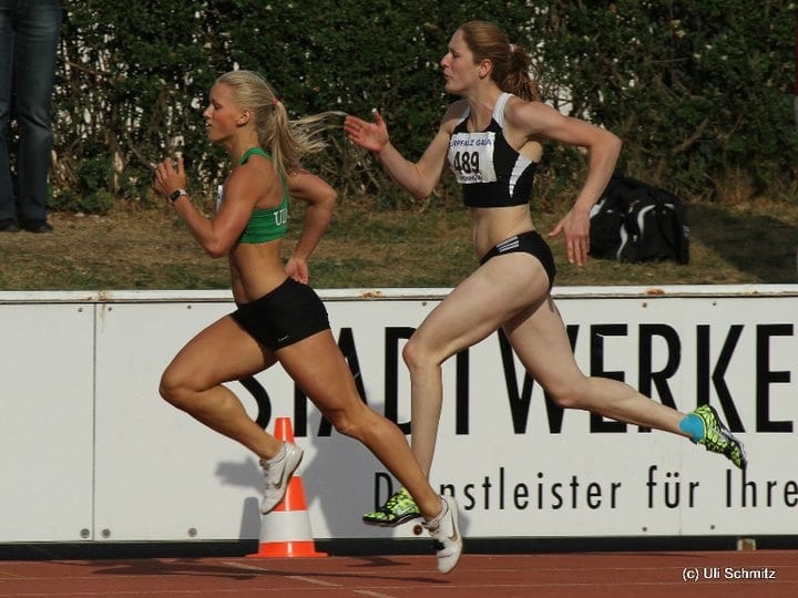 Studenten in Turnschuhen und die Liebe zur Leichtathletik