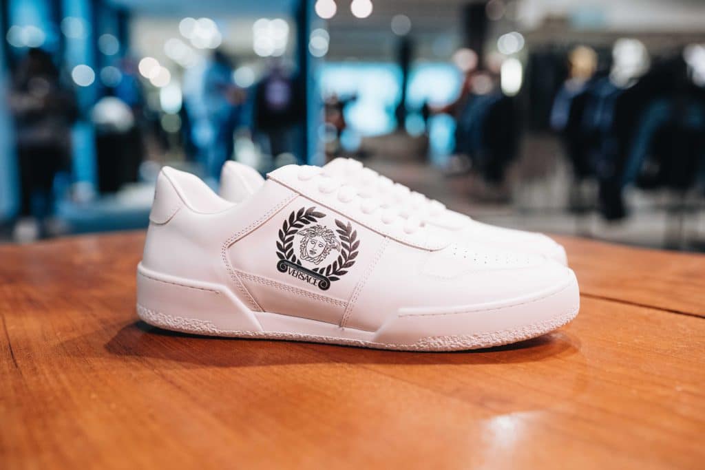 Statemente Sneaker Clean Weiß mit Versace Logo