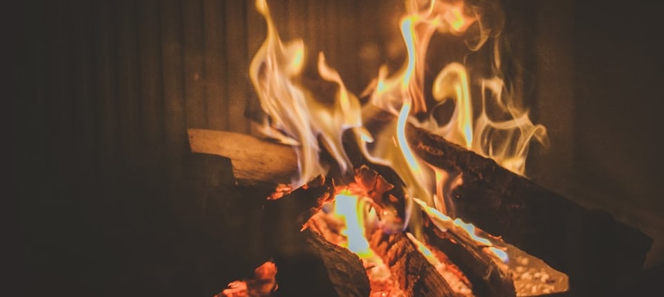 Winterzeit mit Kaminfeuer