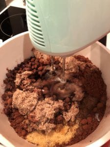 Rührgerät, backen, Küchenmaschine, Schüssel, Teig, schwarze Bohnen, vegan, Brownies, Leinsamen, mintgrüner Mixer, veganes Rezept, Schokolade, Süß, Nachtisch, veganer Nachtisch