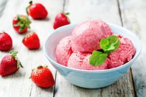 Himbeeren, Erdbeeren, Eis, Eiscreme, veganes Eis, veganer Nachtisch, Dessert, rosa, rosa Eis, Schale mit Eis, Minze