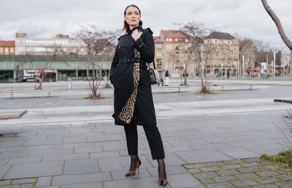 trenchcoat_woman with coat_burberry_ heels_leo_animalprint_brown shoes