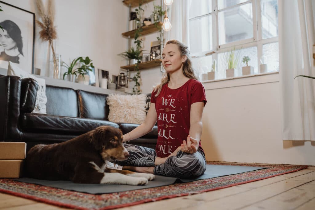 Verdauung, Yoga; Yogamatte; Hund; rotes T-Shirt; Entspannung; After Christmas