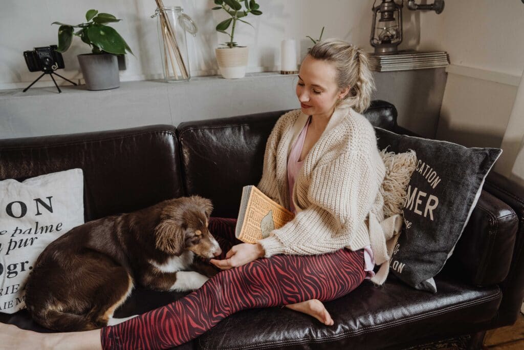 Yoga, letztes Bild; Hund; Sofa; Ausruhen, Entspannen