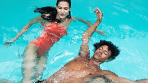 Mann und Frau im Pool, Sommer