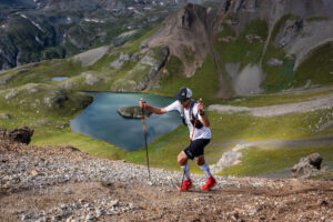 LEKI Trailrunning in der natur mit einem See im hintergrund